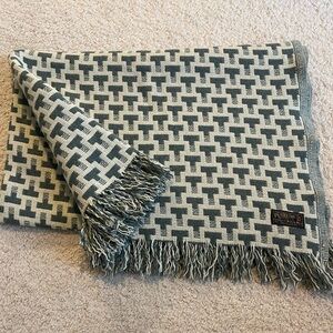 Pendleton Thomas Kay 100% wool reversible blanket with fringe, 50”x60”